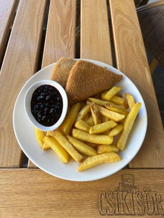 Cașcaval pane cu cartofi pai și sos de afine