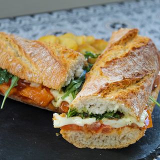 Bocadillo De Mozzarella Con Tomate Confitado Y Pesto