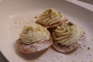 Cannolo di ricotta scomposto