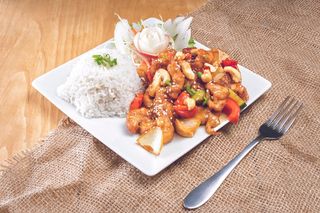 შემწვარი ქათამი ბოსტნეულით და ქეშუ თხილით