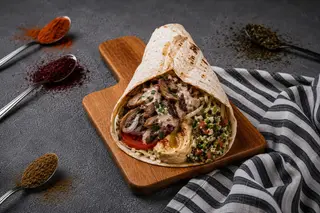 Kebab de Vita cu Berbecuț cu Hummus si Tahouleh la Lipie