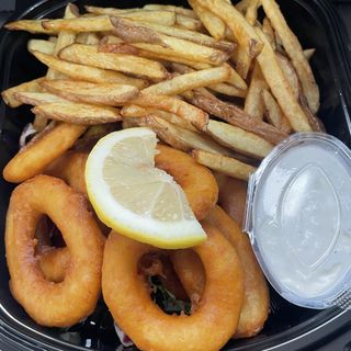  Inele de calamari pane cu cartofi prajiti si sos de usturoi