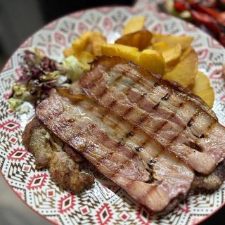 Ceafă haiducească cu cartofi aurii