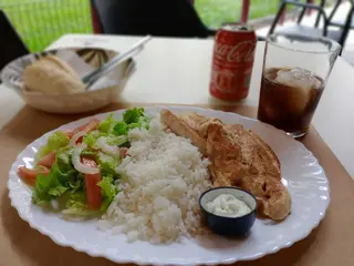 Pechuga De Pollo a La Plancha Con Ensalada Y Papas Fritas 
