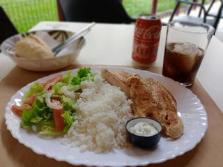 Pechuga De Pollo a La Plancha Con Ensalada Y Papas Fritas 