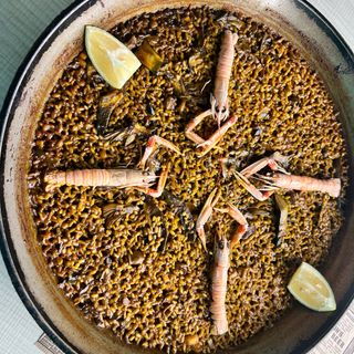 Arroz Con Calamares, cigalitas y ajos tiernos ( 2 raciones )
