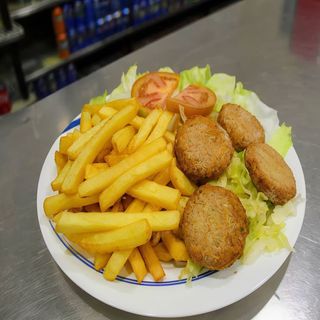 Plato Vegetal Con Falafel (4 Uds.), Patatas Y Pan