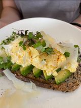 Tosta Aguacate + Huevo al vapor y Parmesano