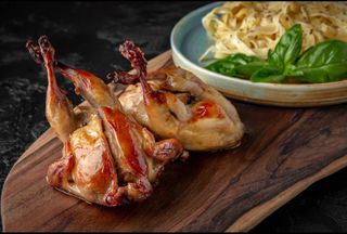 Prepelițe umplute cu ciuperci cu tăieței de casă sub pastă de trufe