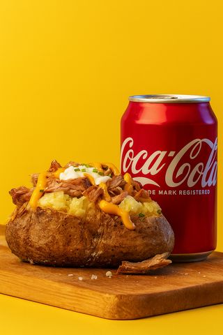 Горещ картоф с пилешко месо + Coca Cola кен