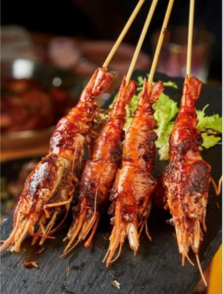 13B- Brochetas de langostinos con salsa agridulce (4 uds.)