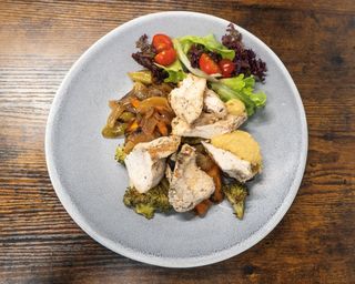 Пиле сувид със зеленчуци на плоча