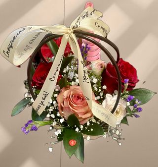 Аранжировка в чантичка с рози (3бр)