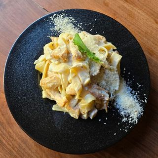 ფეტუჩინი ქათმითა და სოკოთი