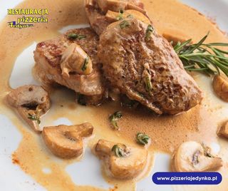 Polędwiczki wieprzowe w sosie grzybowym z ziemniakami opiekanymi i sur