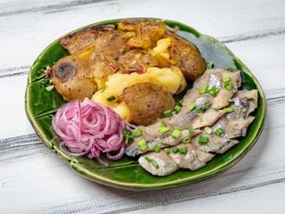 Оселедець матіас з печеною картоплею (100/200g)