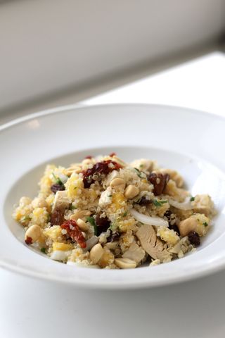 Ensalada de quinoa con pollo, cebolla tierna, mango, tomate seco