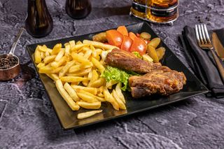 Coaste rumenite(2 buc) cu cartofi si acrituri 500g