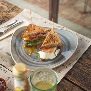 Prosciutto cotto, pomodorini, misticanza, pancetta, uovo e pecorino