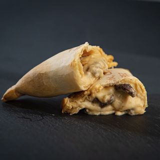Empanada Clásica De Champignon, Queso Y Jerez