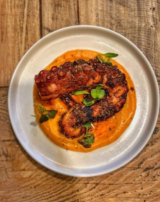 Tapa De Pulpo Con cremoso de celirí