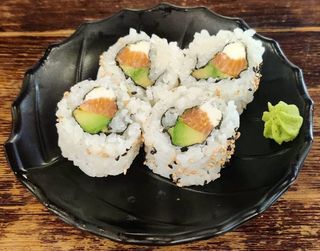 60. Uramaki De Salmón Con Aguacate Y Queso crema (4 Uds.)
