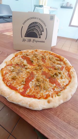 2 Pizza (35cm) de hasta 3 ingredientes cada una.