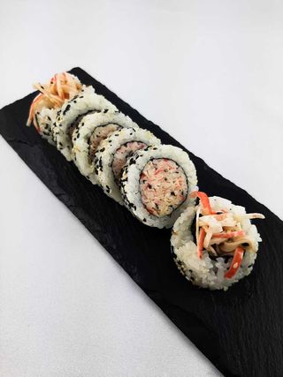 03.Uramaki z sałatką surimi 6szt.