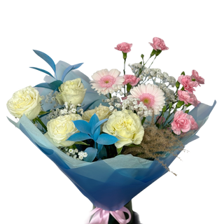 Buchet de trandafiri albi si garofite