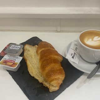 Croissant De Mantequilla Y Mermelada De Fresa
