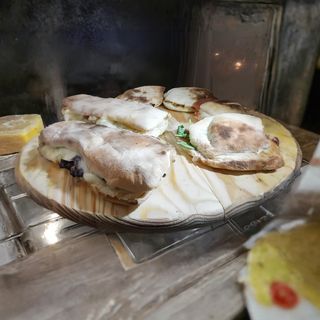 Saltimbocca - porchetta, patatine, mozzarella