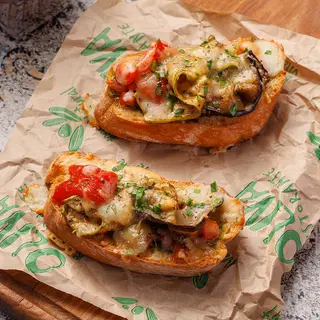 Bruschette cu legume coapte și cașcaval