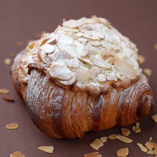 ნუშის კრუასანი