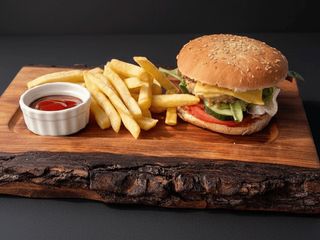 БУРГЕР З КУРЯЧОЮ КОТЛЕТОЮ ТА КАРТОПЛЕЮ ФРІ (300g)