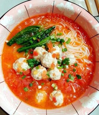 Sopa De Fideos De Arroz Con Albóndigas