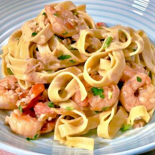 Tagliatelle CASERAS con  gambas, limón y rúcula