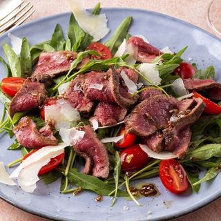 TAGLIATA DI MANZO RUCOLA , GRANA E POMODORINI.