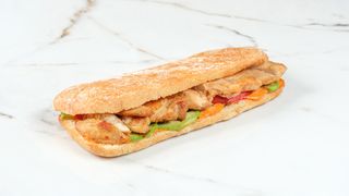 ქათმის სენდვიჩი ჩაბატას პურით