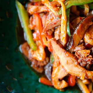 Magret de pato con verduras selectas y jengibre