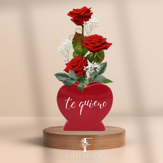 Corazón de porcelana roja con 3 rosas rojas