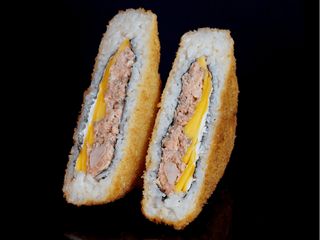 Sushi-kanapka z pieczonym łososiem i mango