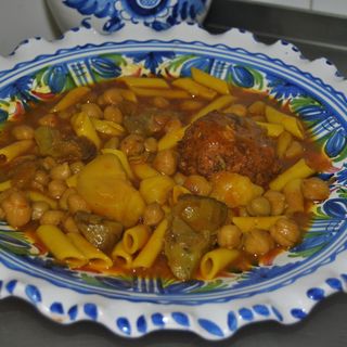 Platos del día. Potaje de Alcachofas con albóndiga de bacalao.