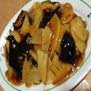 Pato asado con bambú y setas