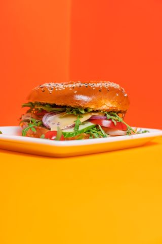 Bajgel z szarpanym kurczakiem