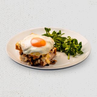 CROQUE MADAME CU PIEPT DE CURCAN, RAGU DE CIUPERCI ȘI BRÂNZĂ GOUDA