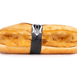 55. Pollo kebab, cebolla caramelizada y salsa de mostaza y miel