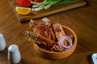 ხბოს ნეკნი აჯიკაში