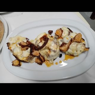 Tosta de pulpo y queso Arzúa