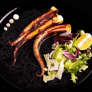 Tentacule de calamar la grătar cu salată