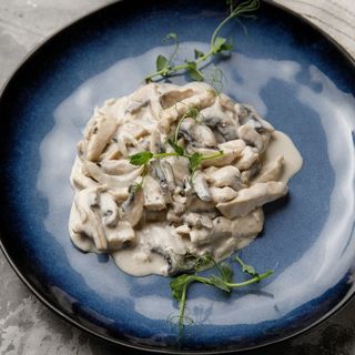 Кілегей соусындағы саңысурауқұлақ қосылған тауық еті/Курица с грибами в сливочном соусе
